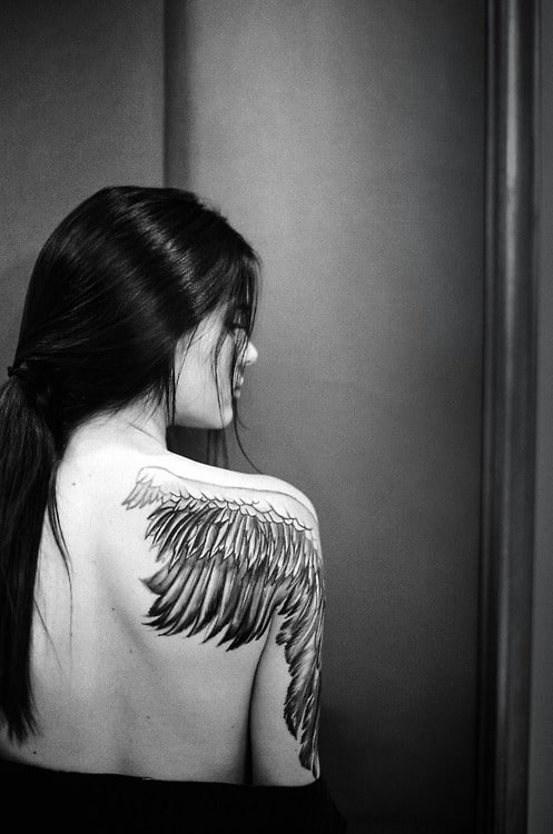 Foto de tatuaje en topless de Kendall Jenner