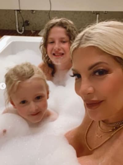 Tori Spelling Bathes With Her Sons
