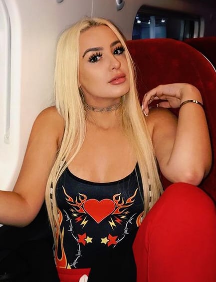 Bella Thorne was making out with YouTuber Tana Mongeau, and both threw shad...