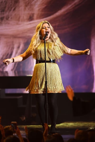 Kelly Clarkson chante un succès