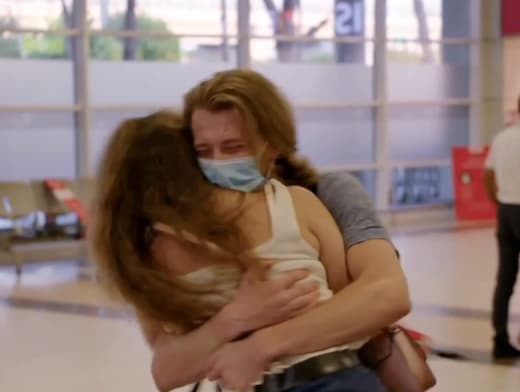 Steven hugs Alina on 90 Day Fiance The Other Way 