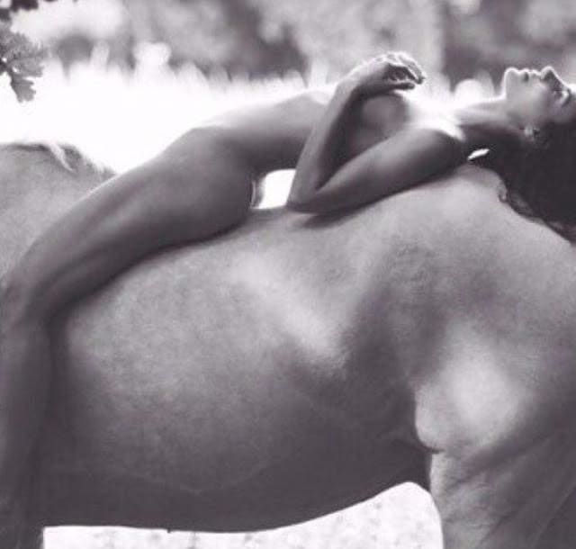 Kendall Jenner desnuda foto de caballo
