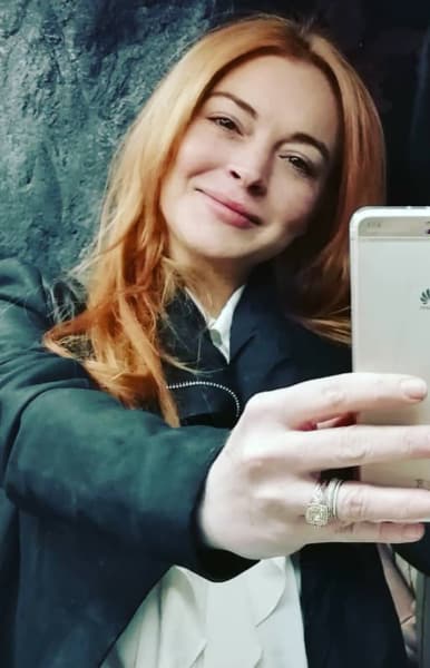 Lindsay Lohan Snaps Selfie