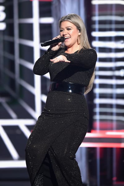 Kelly Clarkson as Host