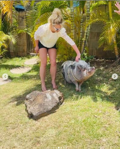 Britney mit einem Schwein
