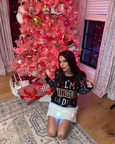 Bethenny Frankel with Festive Cheer and No Ring in Sight