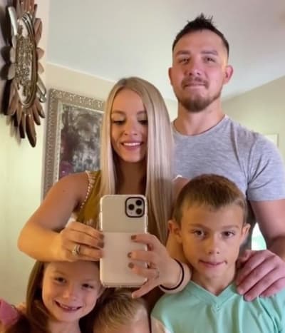 Mackenzie Mackie: Selfie with the kids!