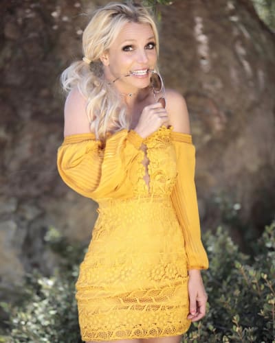Britney Spears looks great in yellow